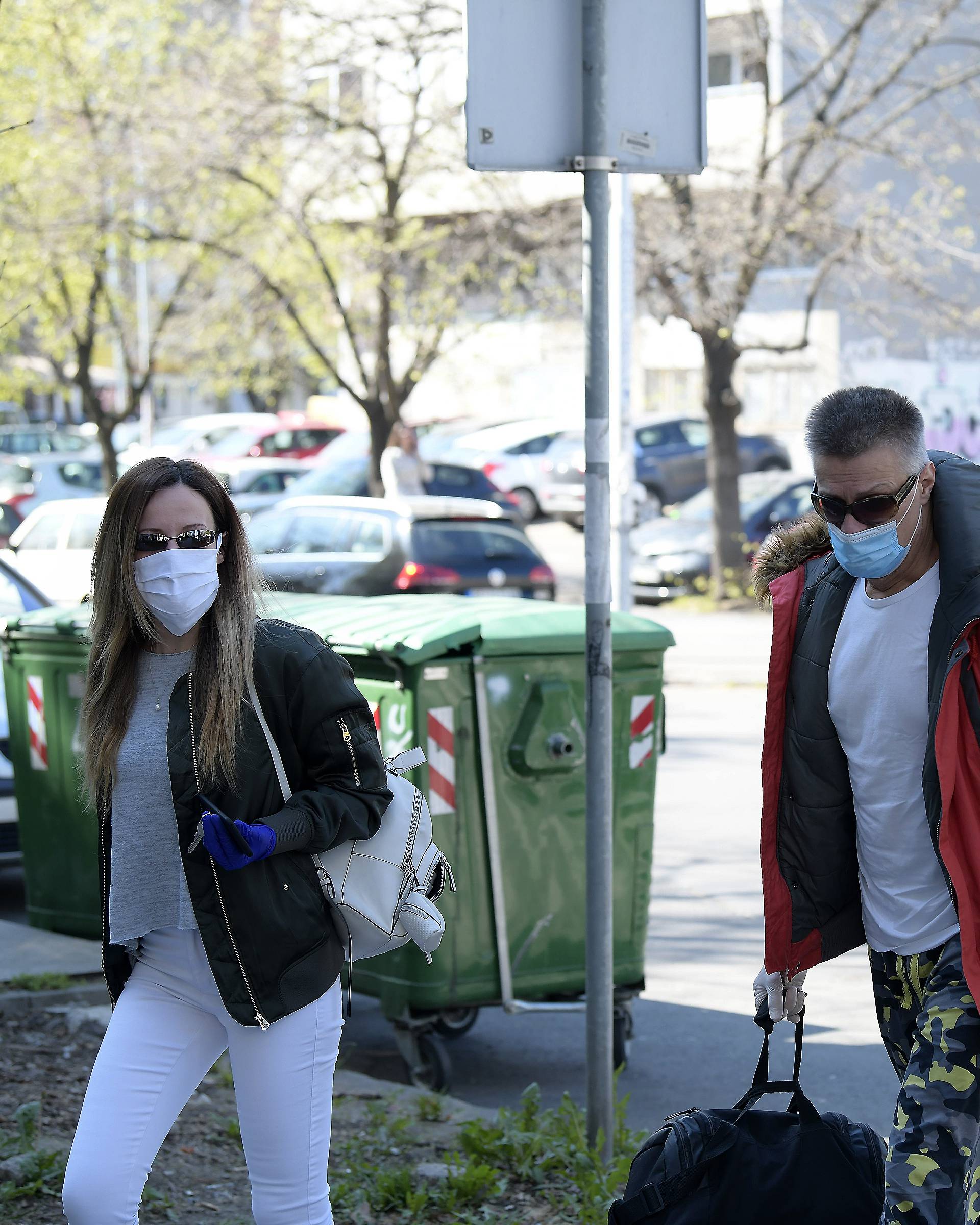 Singer Djordje David in front of the apartment building after leaving the Infectinve clinic where he was treated for the coronavirus.
Pevac Djordje David ispred zgrade u kojoj ima stan nakon izlaska sa Infektinve klinike gde se lecio od korona virusa.