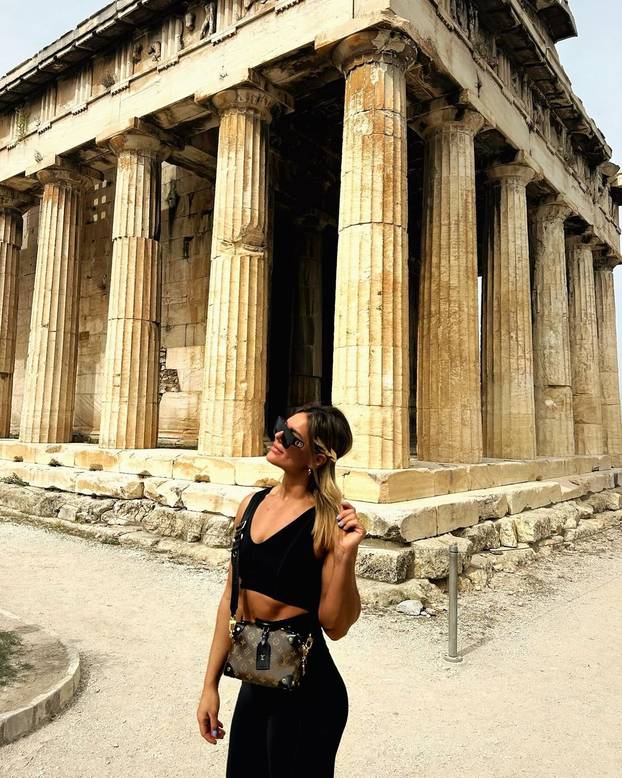 FOTO Sandra na Tahitiju otkrila tetovažu i ukrotila opasnu ražu