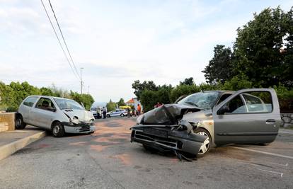 Četvero ljudi je ozlijeđeno u sudaru dva automobila u Rijeci