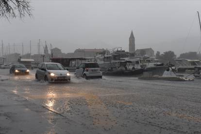 FOTO Obilna kiša poplavila prometnice u Trogiru i na Čiovu