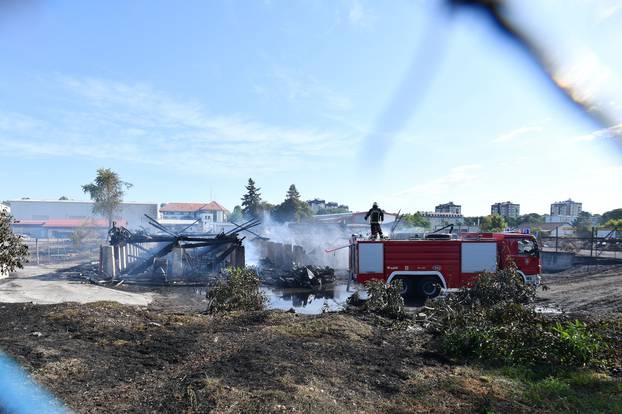 Čakovec: Vatrogasci obavljaju nadzor na izgorjelom skladištu