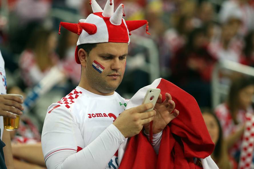 Ona je bila u svom điru: Curo, naši su Kauboji, ne Indijanci...