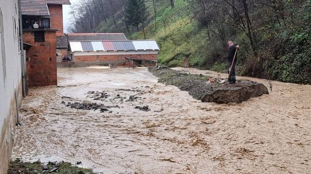 Poplavile ulice u Vidovcima kod Požege: 'Podigli smo sve službe i branit ćemo se koliko možemo'