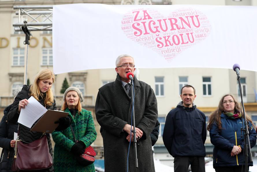 Zagreb: OdrÅ¾ana prosvjedna povorka "Za sigurne Å¡kole" od HNK do Trgba bana JelaÄiÄa