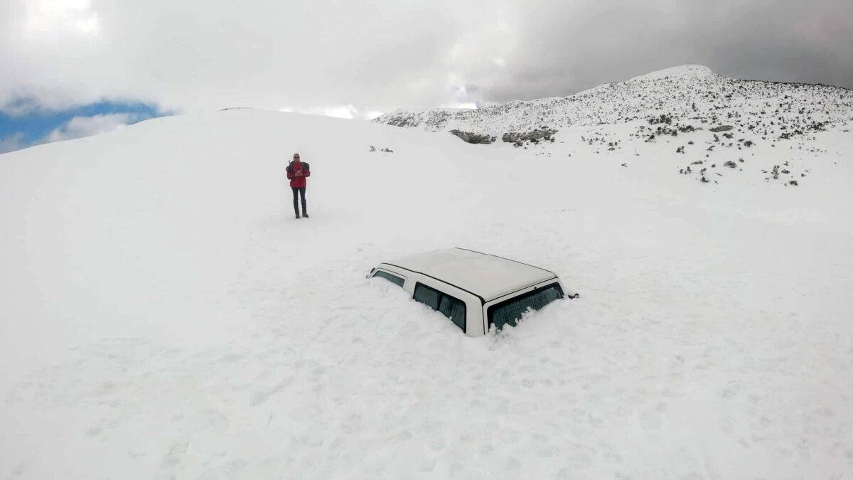 Zanimljiv prizor na Dinari: Auto je skoro cijeli zatrpan u snijegu