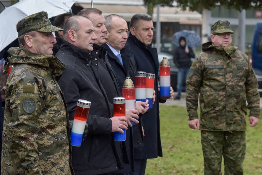 Zadar: Paljenje svijeÄa kod spomenika hrvatskim braniteljima