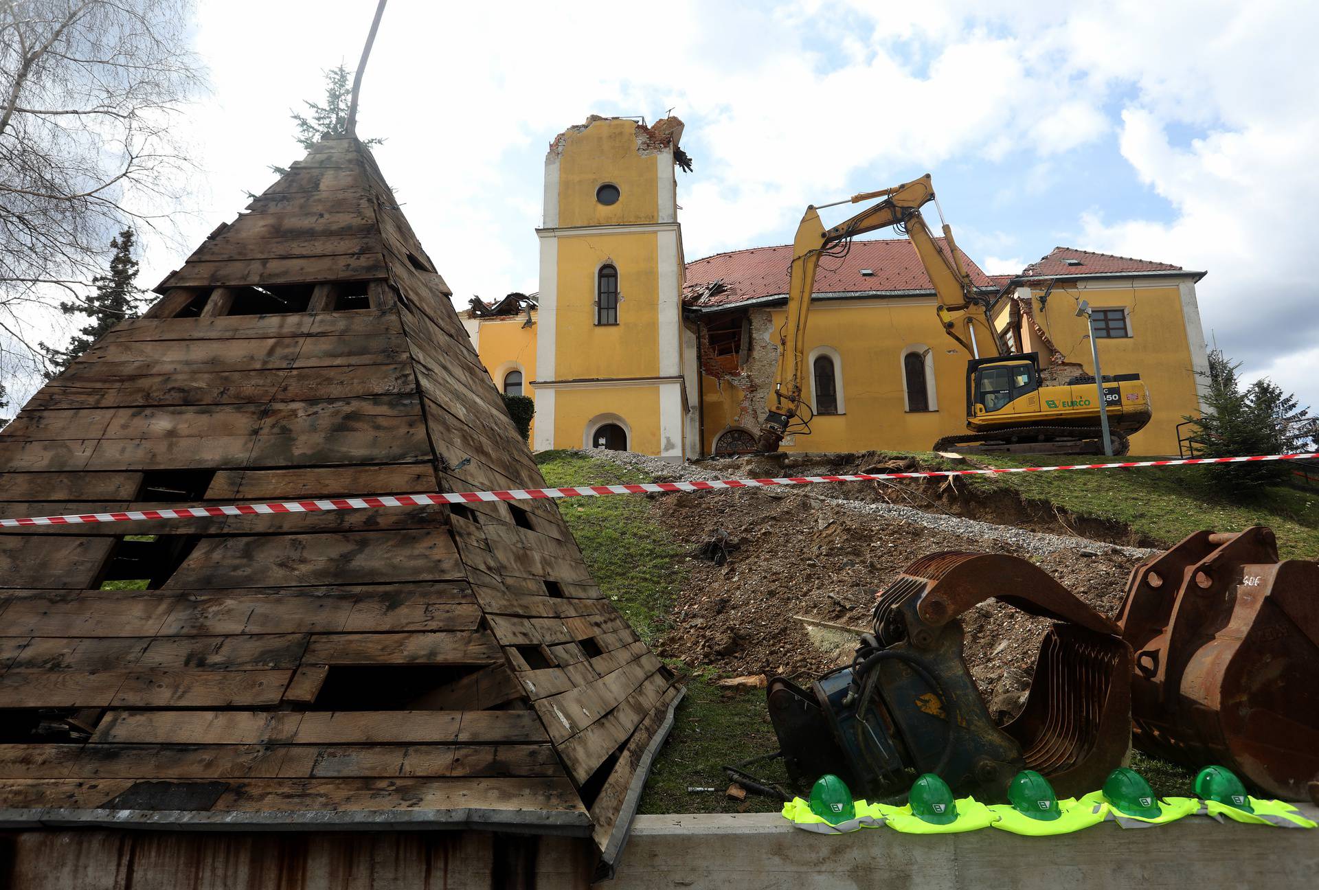 Jedan bager kroz tjedan dana srušit će crkvu u Kravarskom. 'Tužno je, bila je simbol mjesta'