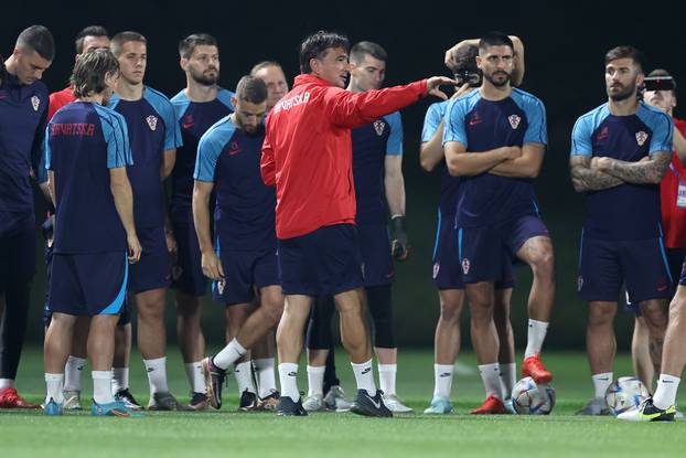 KATAR 2022: Trening hrvatske nogometne reprezentacije na trening kampu Al Ersal 3 u Dohi