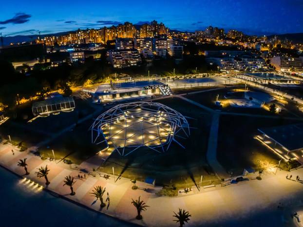 Noćne fotografije novouređenog Žnjanskog platoa