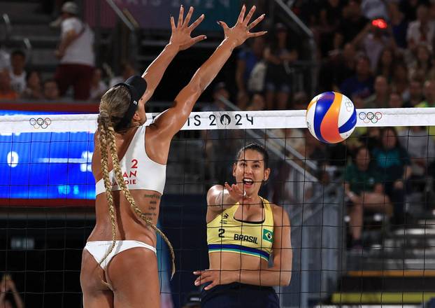 Beach Volleyball - Women's Gold Medal Match - Brazil vs Canada (Ana Patricia/Duda vs Melissa/Brandie)