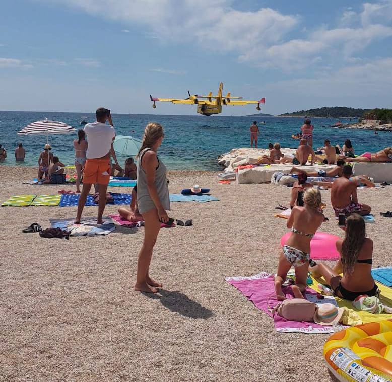 Kanader u niskom letu: 'Svi na plaži su skočili kad je prošao...'