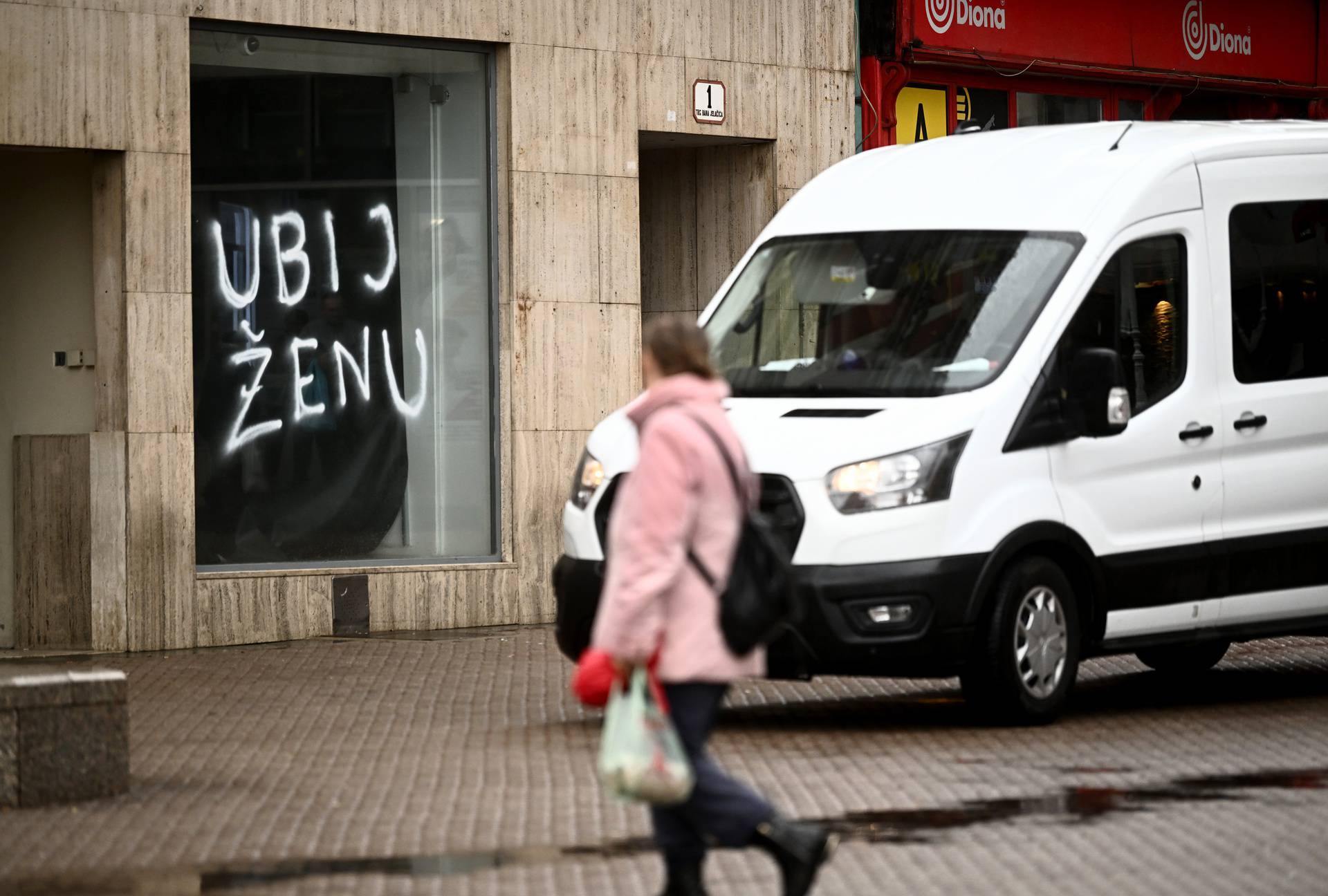 Zagreb: Potresni grafit "Ubij ženu" na jednom od izloga na glavnom gradskom Trgu