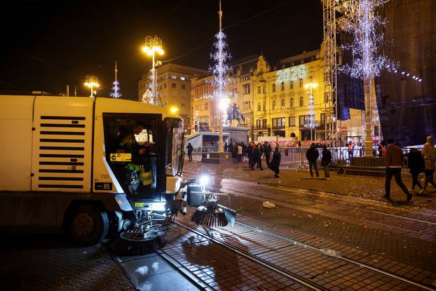 Nakon proslave Nove godine ostala je velika količina otpada na glavnom Zagrebačkom trgu