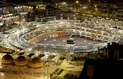 Skoro milijun i pol vjernika dolazi na hodočašće u Meku