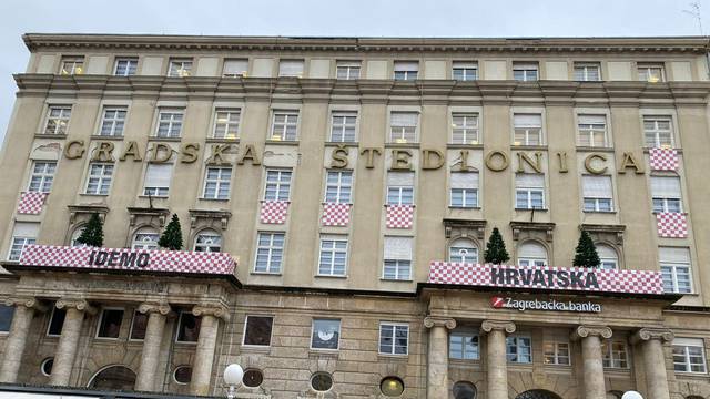 I Trg bana Jelačića u kockicama uz Vatrene: Zagrebačka banka ukrasila pročelje zgrade