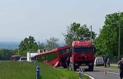VIDEO U sudaru teretnog vozila i busa na Pavučnjaku jedan je ozlijeđen: 'Nastala je kolona...'