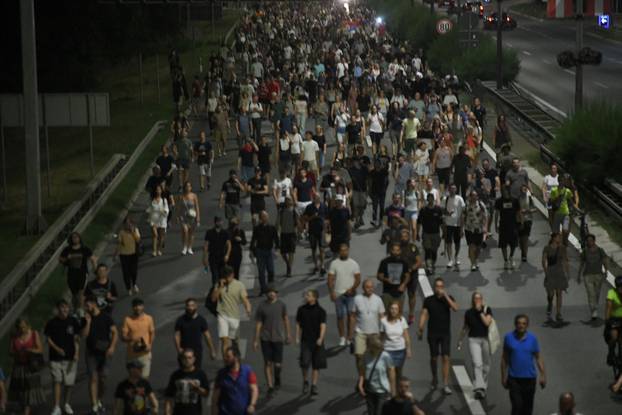 Beograd: Prosvjed pod geslom "Nismo mi vreće za udaranje", nakon sto je policija je sinoć upotrijebila prekomjernu silu nad građanima