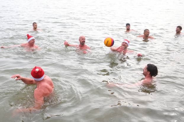 Karlovac: Zimsko kupanje u rijeci Korani