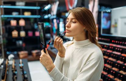 Make-up za zrelu kožu: Lagani puder, baza i kremasto sjenilo