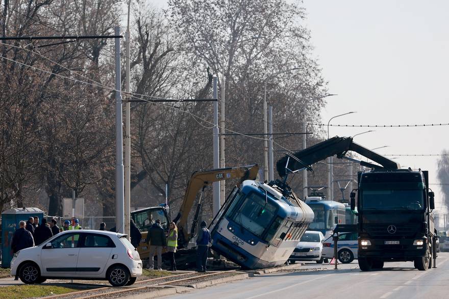 Nesreća u Osijeku, bager udario u tramvaj i prevrnuo ga