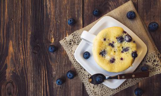 Brzi i fini muffini s borovnicama