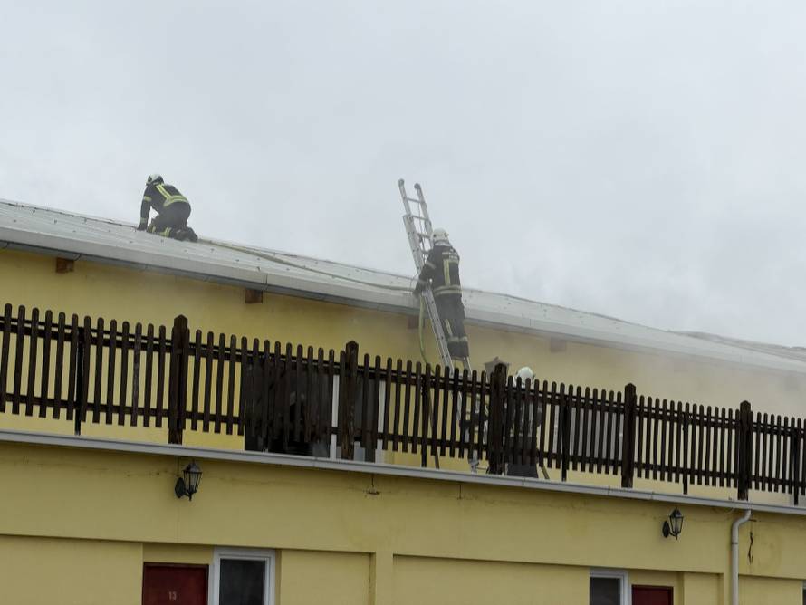 FOTO Gorjelo krovište sale za vjenčanje u Kutjevu, požar gasilo 26 vatrogasaca...