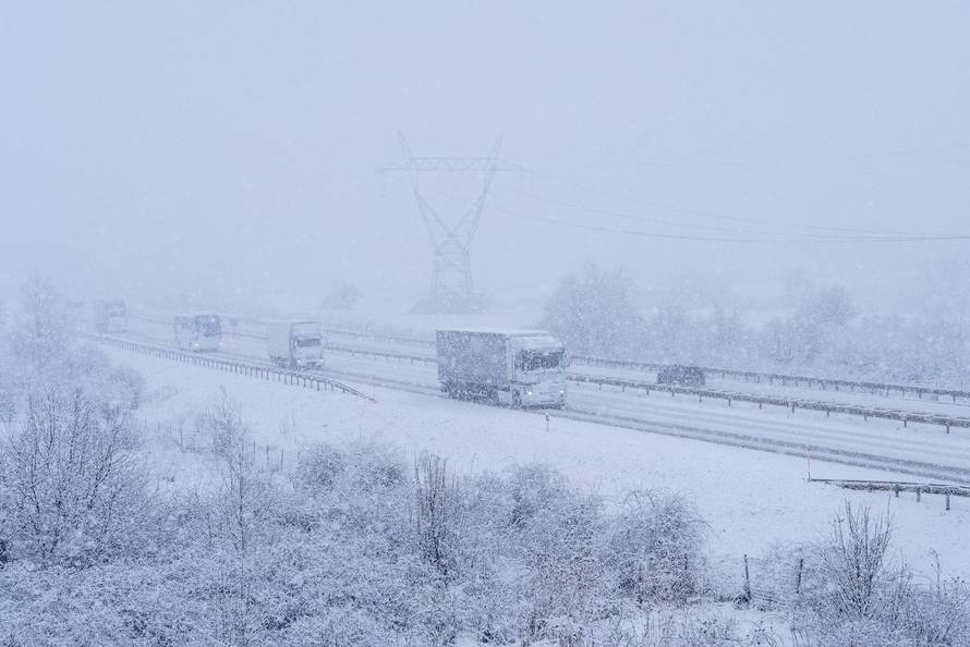 Zimski uvjeti na A1 između čvora Perušić i čvora Gospić
