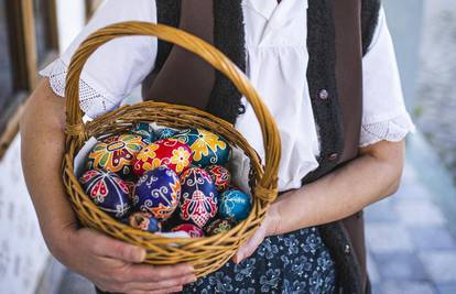 Običaji na Veliku subotu: Bojala su se jaja, a djevojčicama se darovala uskrsna pletenica