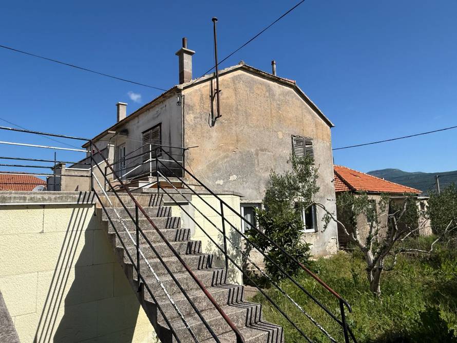 LAMPIONI PRED KUĆOM UŽASA Ovdje je monstrum ubio Luku