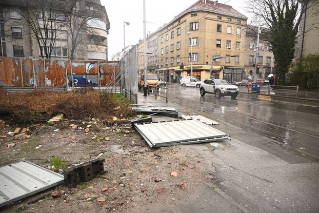 Zagreb: Olujni vjetar rušio bicikle i skele 