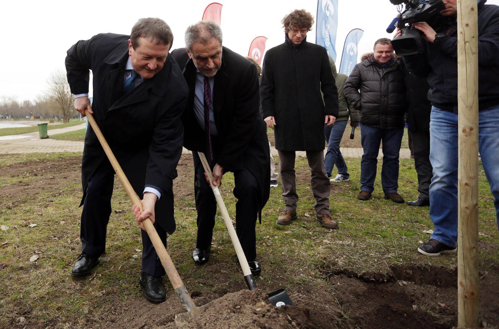 Sašili šal za Angelu Merkel, a Bandić još uvijek nije na redu