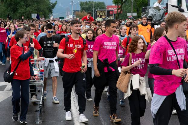 Zagreb: Kiša nije spriječila učenike da proslave kraj školovanja na Bundeku
