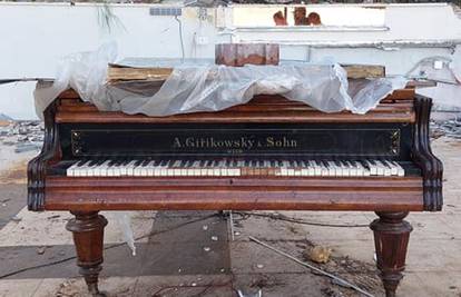 Na splitskim Bačvicama netko je ostavio klavir iz 19. stoljeća: 'Tko je ovo bacio je pravi krkan'