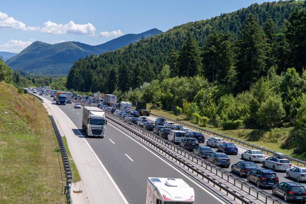 Otočac: Kolona prije tunela Plasina u smjeru Dubrovnika