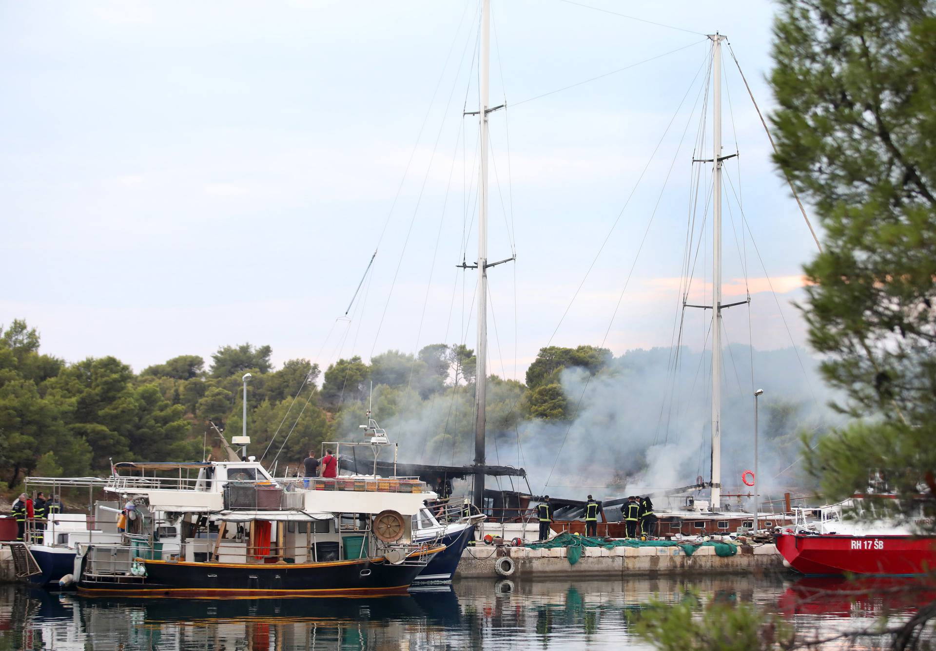 Šibenik: Izbio požar na turističkom jedrenjaku, očevid u tijeku