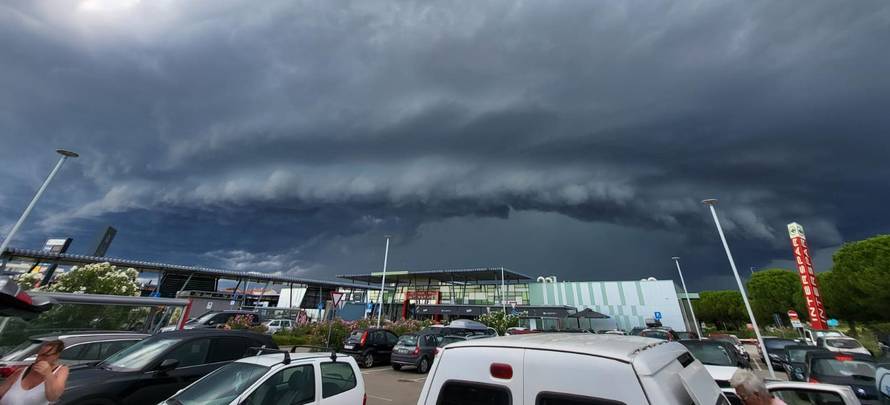 FOTO Pogledajte kako je nebo u nedjelju izgledalo iznad Pule. Evo kakva je prognoza za danas