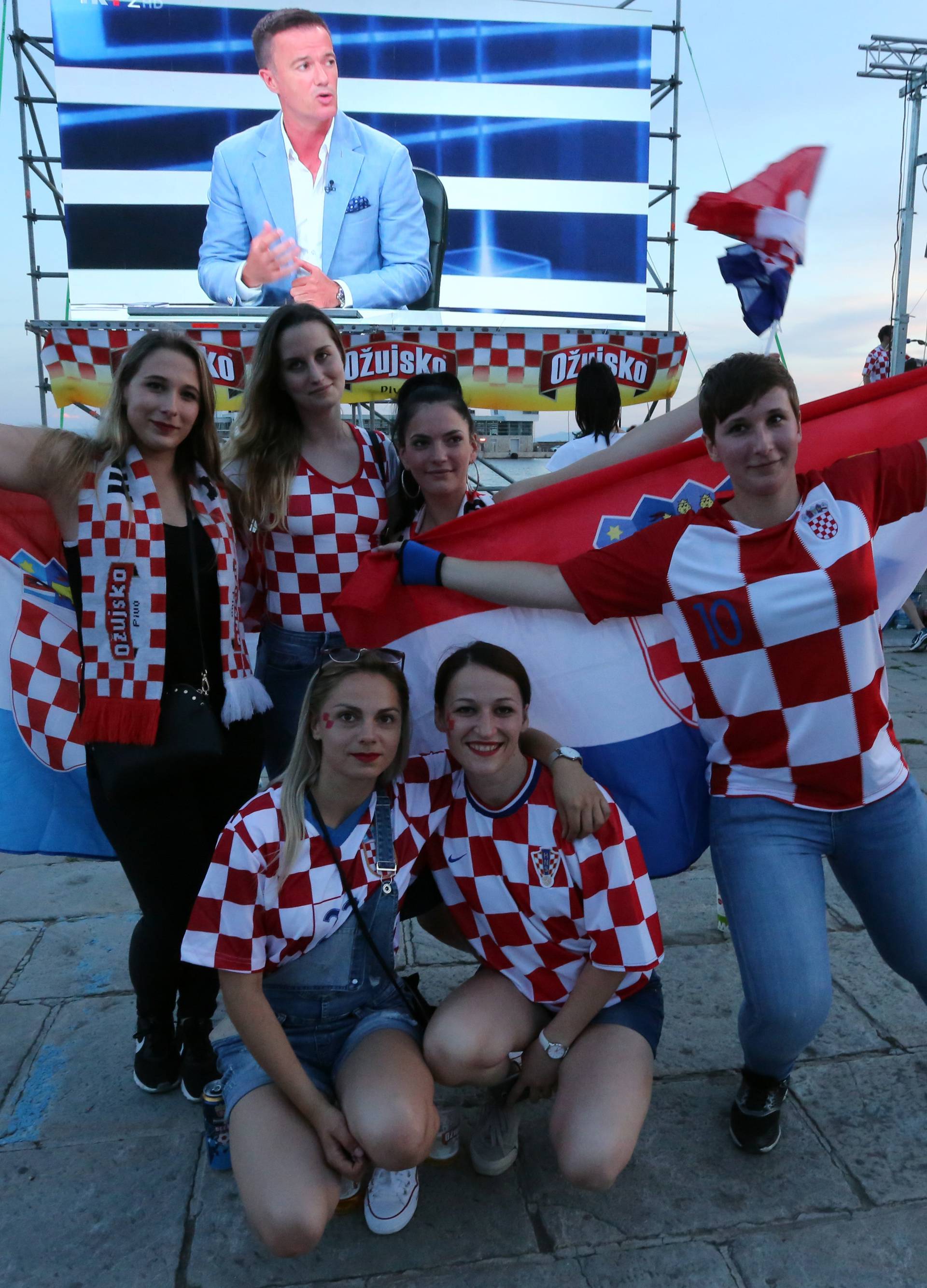 Rijeka: Na gatu Karoline rijeÄke navijaÄi prate utakmicu Argentina - Hrvatska