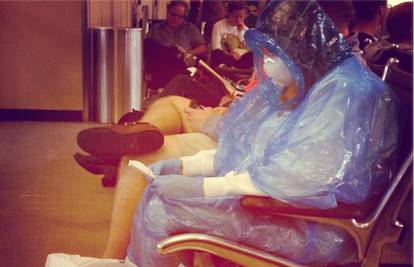 Zbog velikog straha od ebole hodaju u zaštitnim odijelima