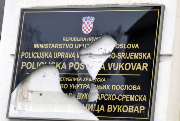 Vukovar: U sukobu s policijom zbog dvojezi?nih plo?a jedan od trojice izgrednika je ozlije?en