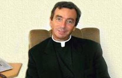 Vatikan smijenio svećenika jer se pretvarao da je gay