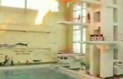 Manijak se zapalio pa onda skočio s 10 m u bazen