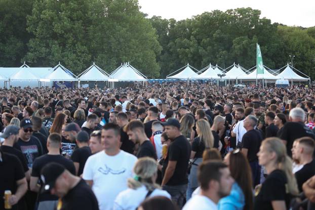 Sinj: Thompsonovi obožavatelji čekaju početak koncerta na hipodromu