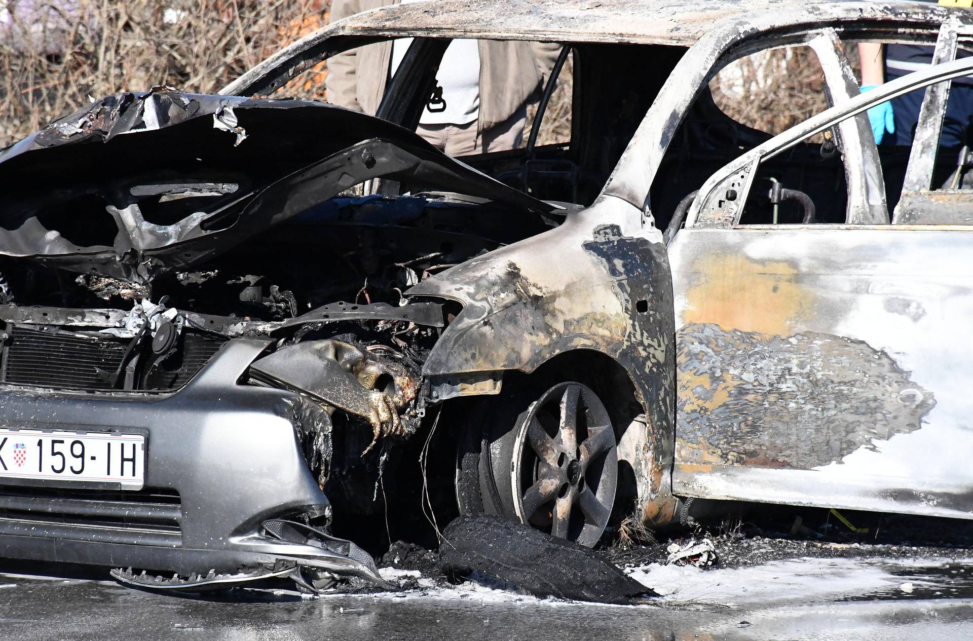 Nedaleko benzinske postaje u Vrpolju zapalio se automobil, vozačica ozlijeđena