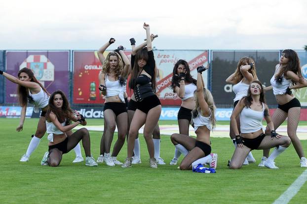 ARHIVA - Koprivnica: Nives Celzijus "zagrijala" publiku prije utakmice 1. HNL