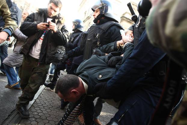 ARHIVA: Zagreb: Na prosvjedu protiv EU policija grubo privela nekolicinu prosvjednika