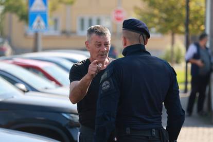 FOTO Pogledajte incident ispred kuće uhićenog HDZ-ovca! Sad su im novinari krivi jer snimaju