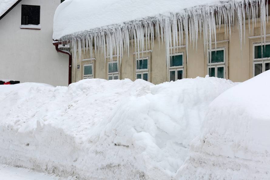 Zameteni u Delnicama: Nanosi snijega do balkona na 1. katu!