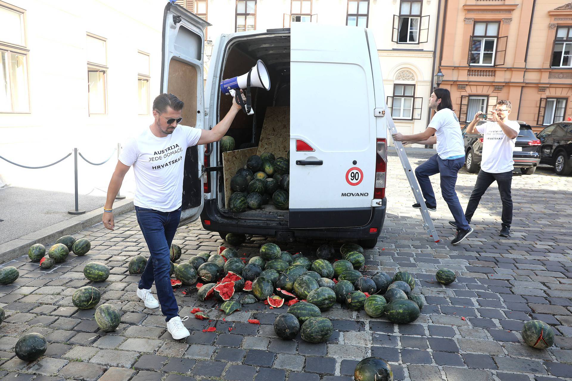 Zagreb: Kaos pred Vladom, Sinčić istovario hrpu lubenica na Markovom trgu