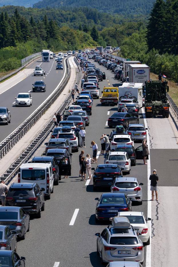 Otočac: Kolona prije tunela Plasina u smjeru Dubrovnika