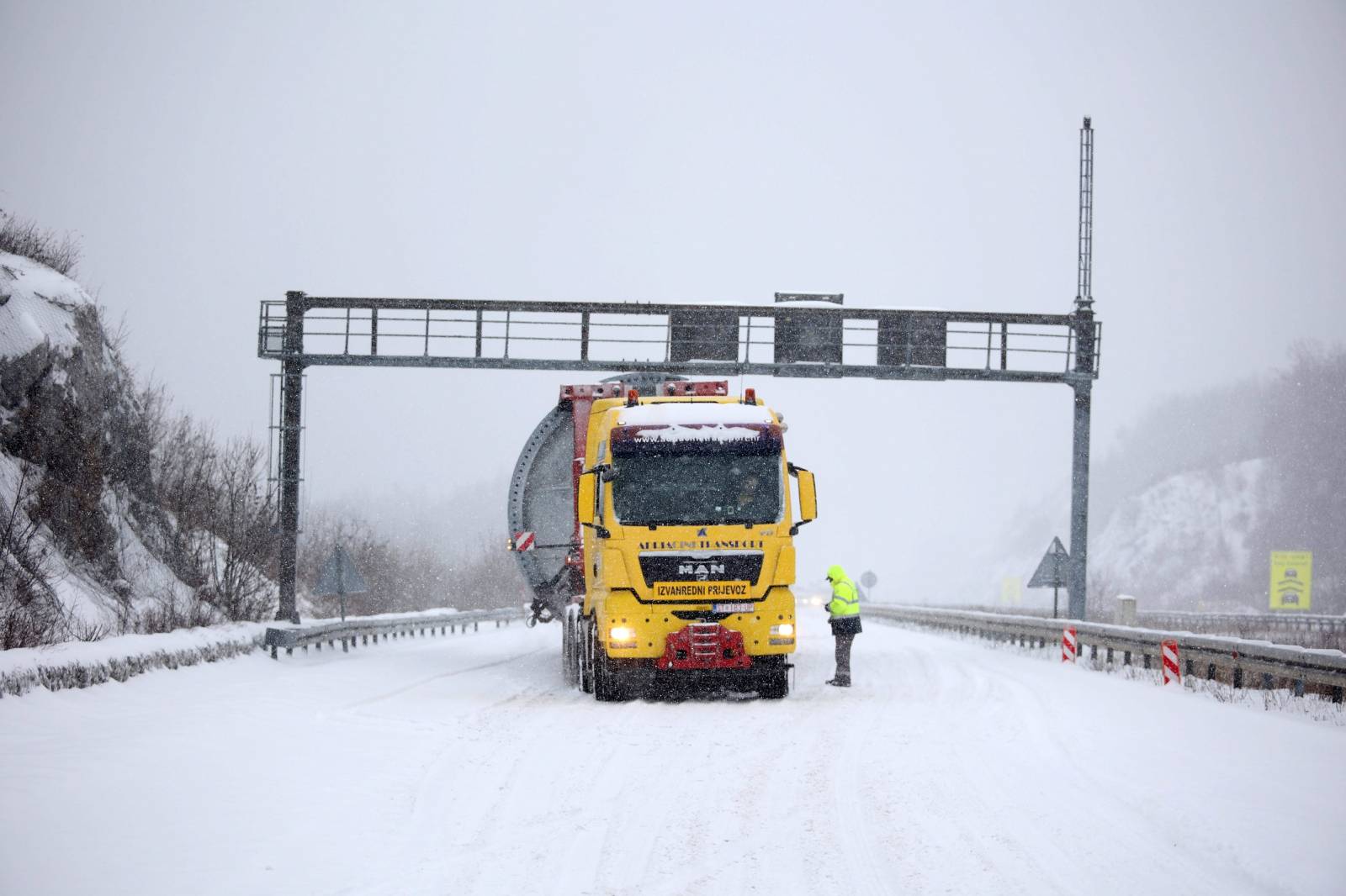 Zbog snijega otežan promet na A1